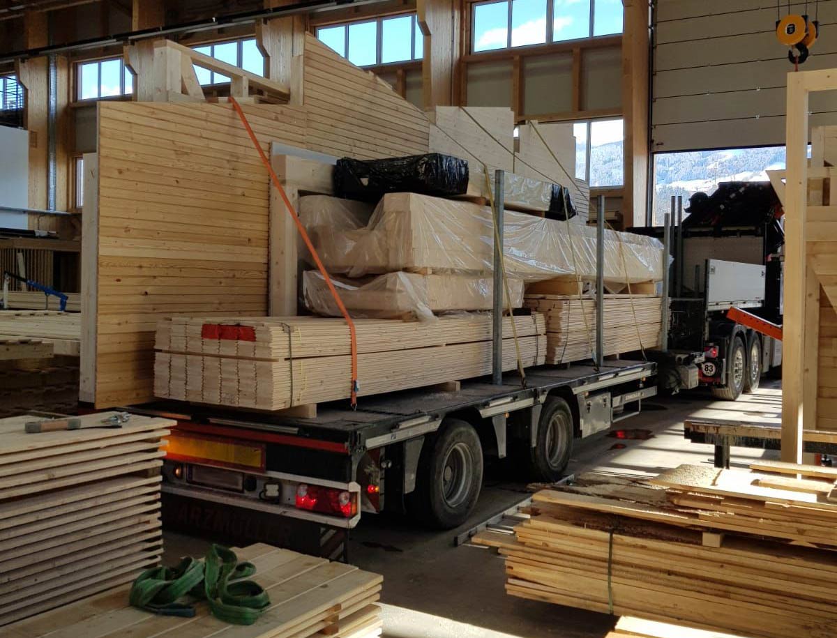 LKW mit Holz im Lager